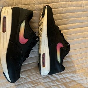 Well worn women’s size 10 gym Nike Women's Black and Pink Sneakers